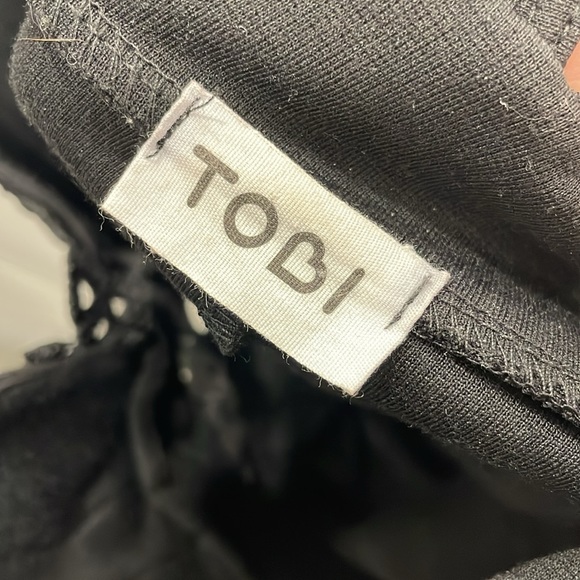 Black TOBI dress with open-detail in midsection. Super flattering! Low V-back. - Picture 5 of 5